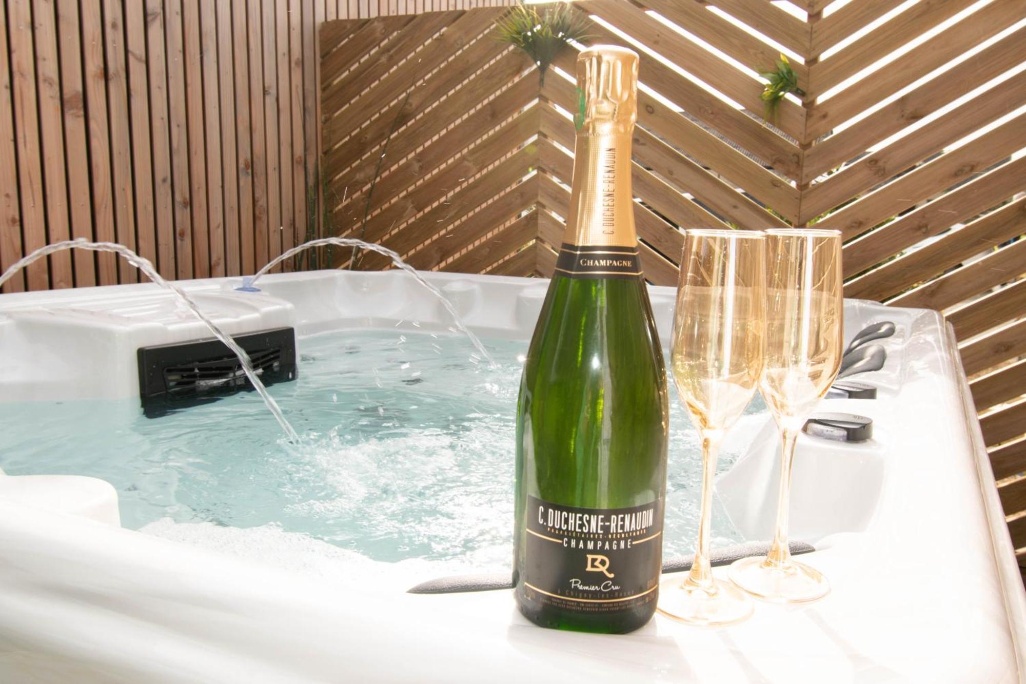 Studio Les 2 Fees - Jacuzzi - Deco Feerique Montfort-sur-Meu Exteriér fotografie